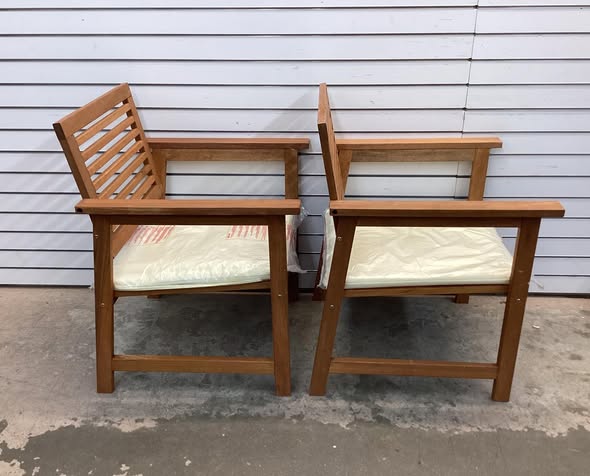 Kadehome Set of 2 Natural Solid Wood Outdoor Dining Chairs with Off White Cushions and Slatted Seat