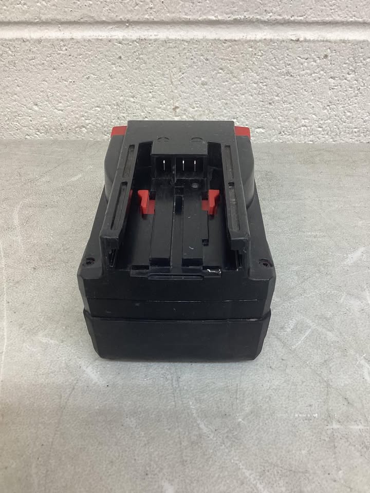 Lightly Used Milwaukee M28 28-Volt Lithium-Ion XC Extended Capacity Battery Pack 3. 0Ah