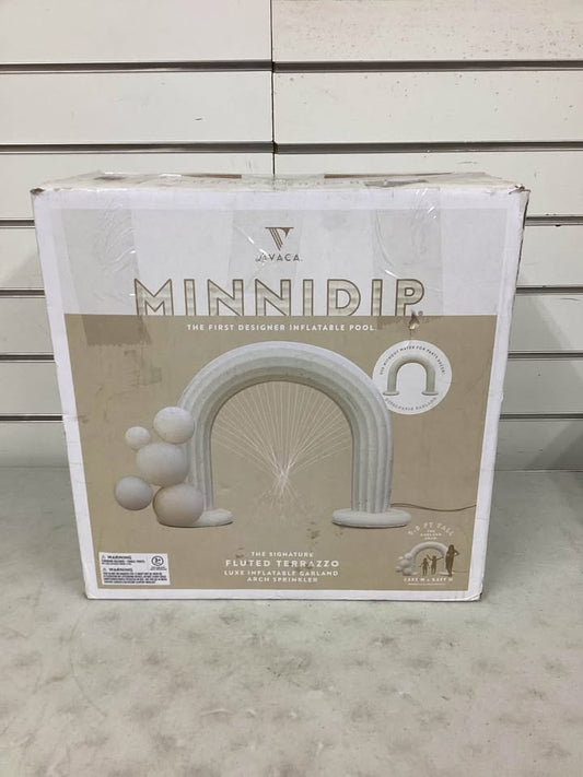 MINNIDIP Exclusive Resort Collection Garland Arch Play Sprinkler