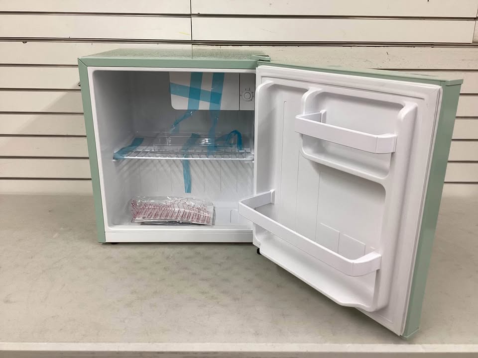 Frigidaire 1.6 cu. ft. Retro Mini Refrigerator