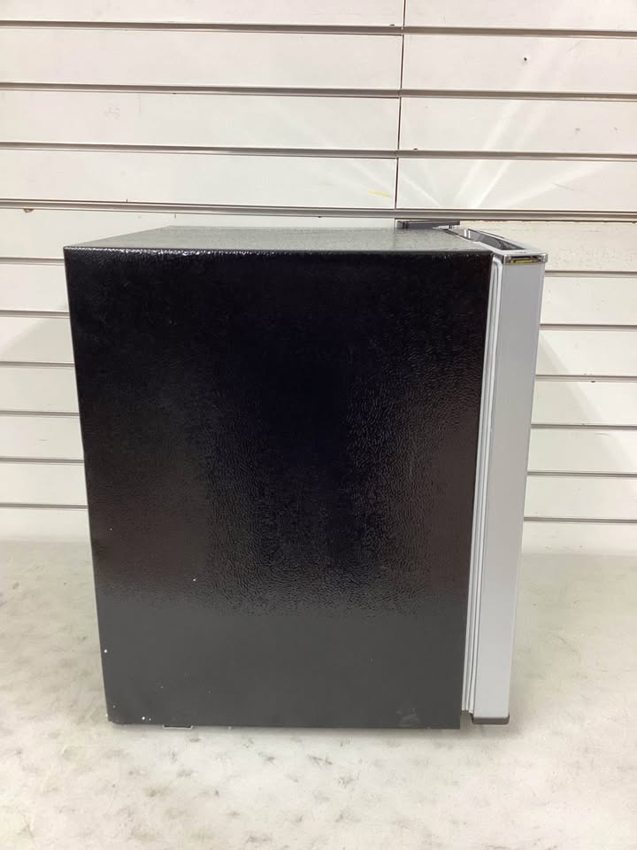 Frigidaire 1.6 cu. ft. Retro Mini Fridge