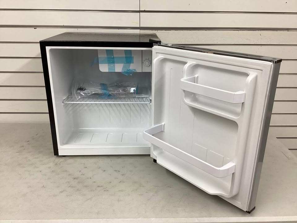 Frigidaire 1.6 cu. ft. Retro Mini Fridge