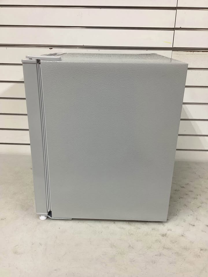Frigidaire 1.6 cu. Ft. Retro Mini Refrigerator
