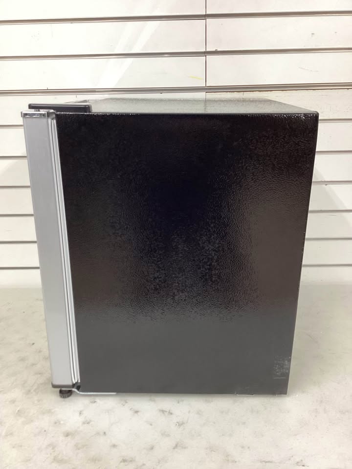 Frigidaire 1.6 cu. ft. Retro Mini Fridge