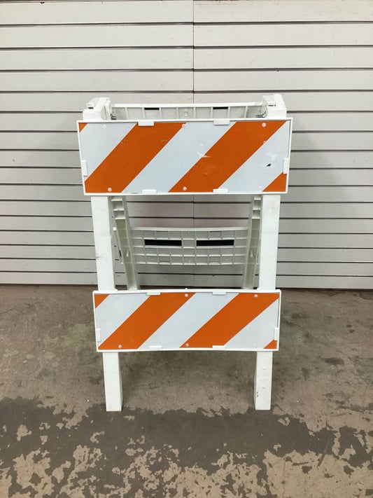 Type 2 Folding Barricade: 40 in Overall Ht, 24 in x 40 in, Engineer, Reflective