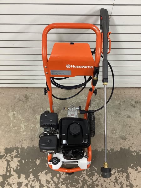 Husqvarna 3200 PSI 2.5 GPM Gas Pressure washer - Lightly Used