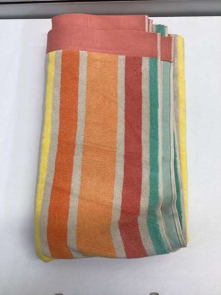 Member's Mark Adult Sand-Friendly Beach Towel, 40" x 72"