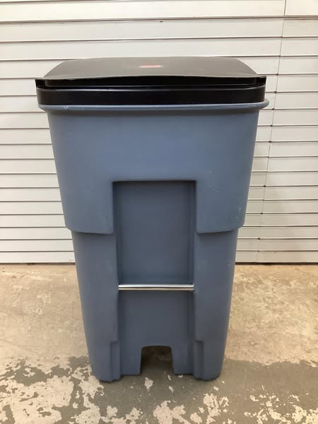 RUBBERMAID COMMERCIAL 65 gal Rectangular Trash Can
