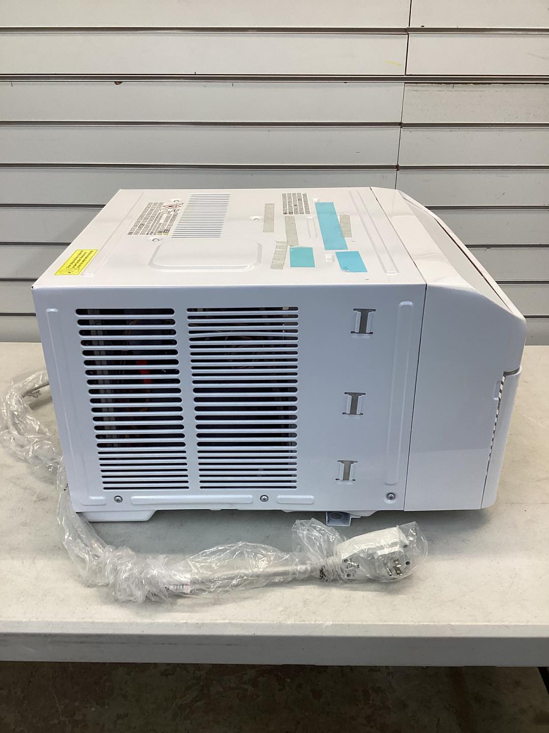 Midea 12,000 BTU Smart Inverter Window AC Lightly Used