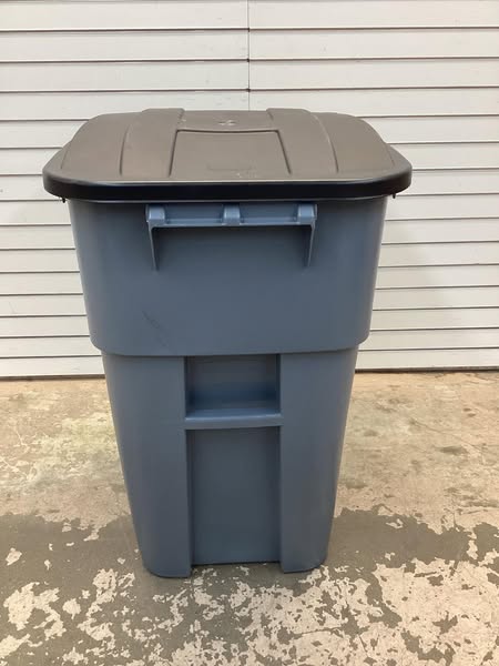 RUBBERMAID 50 Gal Trashcan W/Lid-Wheels