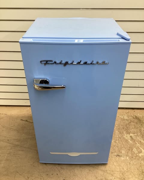 Frigidaire 3.2 cu. ft. Retro Vintage Compact Mini Fridge in Blue