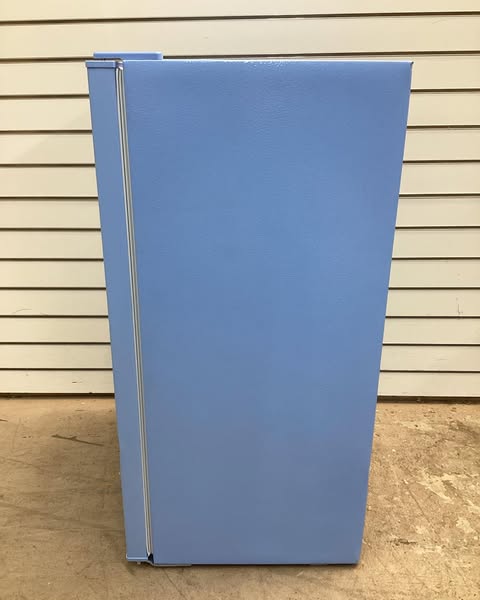Frigidaire 3.2 cu. ft. Retro Vintage Compact Mini Fridge in Blue