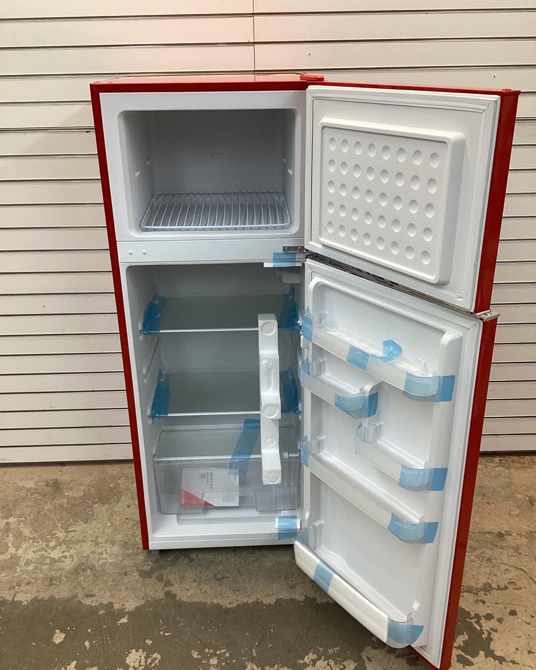 Frigidaire 7.5 Cu. Ft. Retro Top Freezer Refrigerator