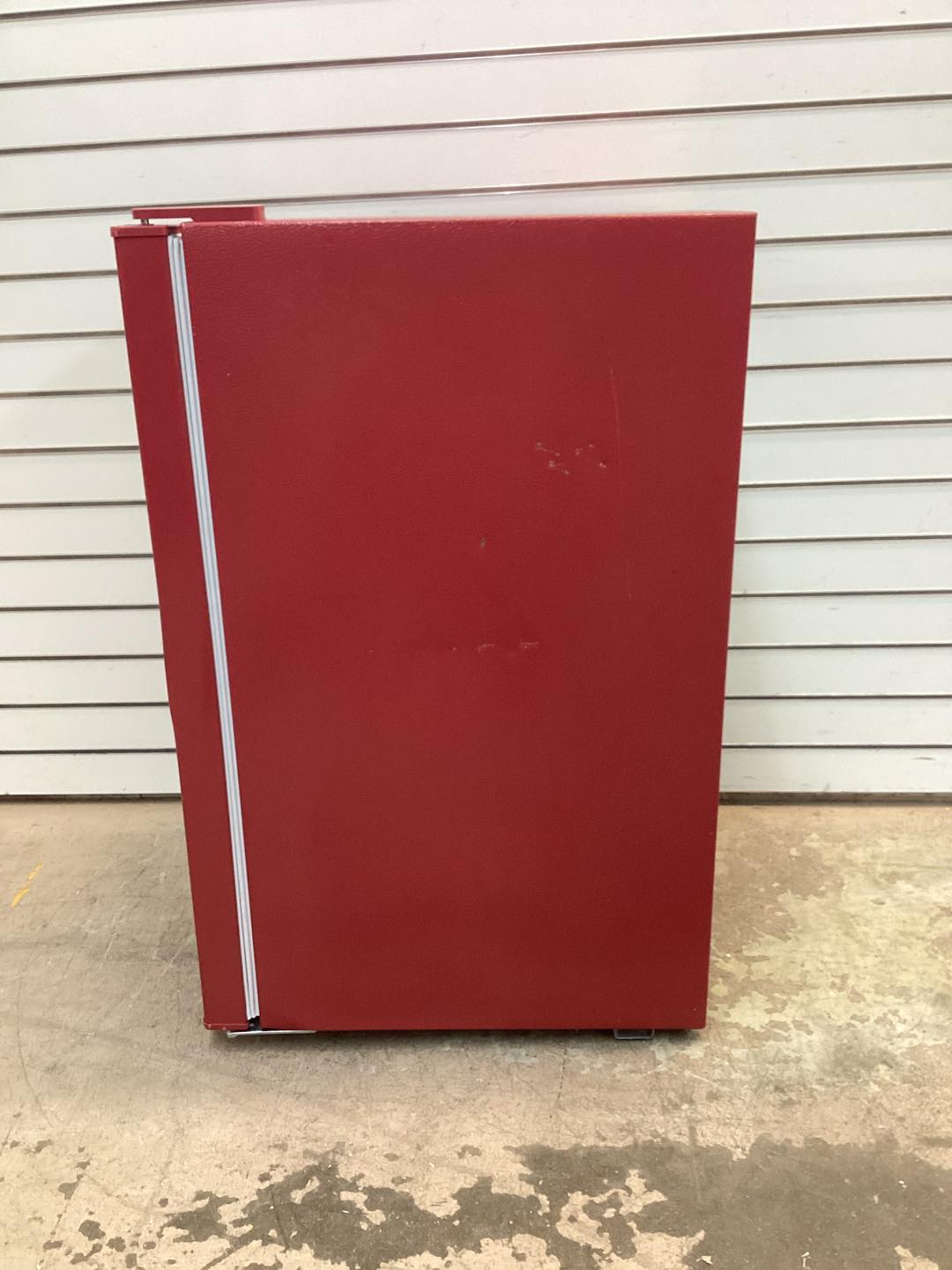 Frigidaire 4.5cu. ft. Mini Refrigerator in Retro Style Bar Fridge with Side Bottle Opener in Merlot Red Color