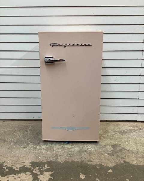 Frigidaire 3.2 cu. ft. Retro Mini Fridge in Coral Pink