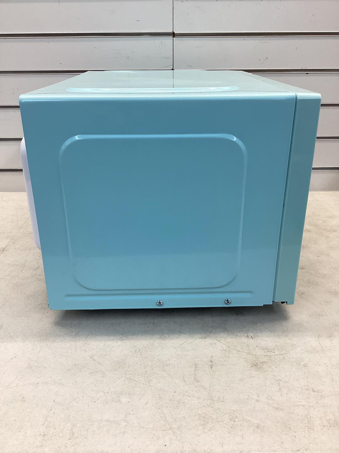 Frigidaire 0.9 cu. ft. Countertop Microwave in Blue