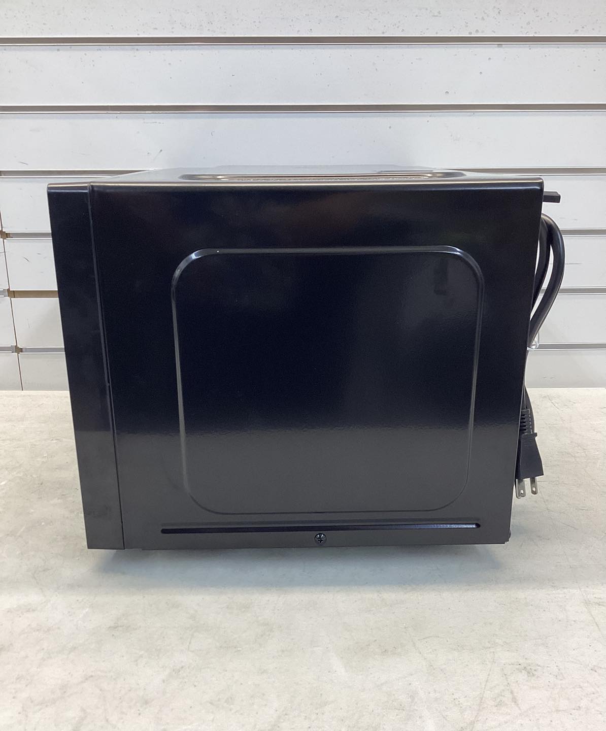 Frigidaire 19 in. 0.9 cu. ft. Microwave in Black