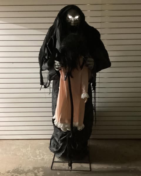 Haunted Hill Farm Soul Sucker by Tekky, Indoor or Covered Outdoor Premium Halloween Animatronic, Plug-In or Battery Operated - Lightly Used