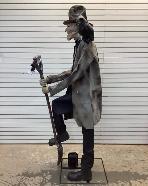6.5 ft Grave and Bones Animated LED Gravedigger Halloween Prop Animatronic