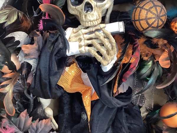 Member’s Mark 36” Pre-Lit Musical Skeleton Wreath