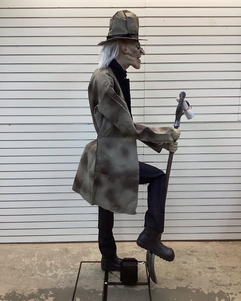 6.5 ft Grave and Bones Animated LED Gravedigger Halloween Prop Animatronic