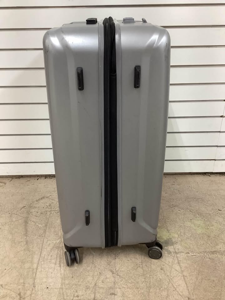 Samsonite 20” Carry On and 24” Checked Bag Luggage Set with Hardside, Adjustable Handles, and a few Scratches Lightly Used