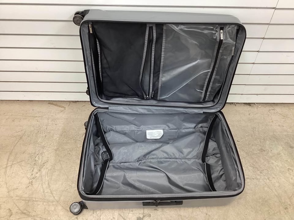 Samsonite 20” Carry On and 24” Checked Bag Luggage Set with Hardside, Adjustable Handles, and a few Scratches Lightly Used