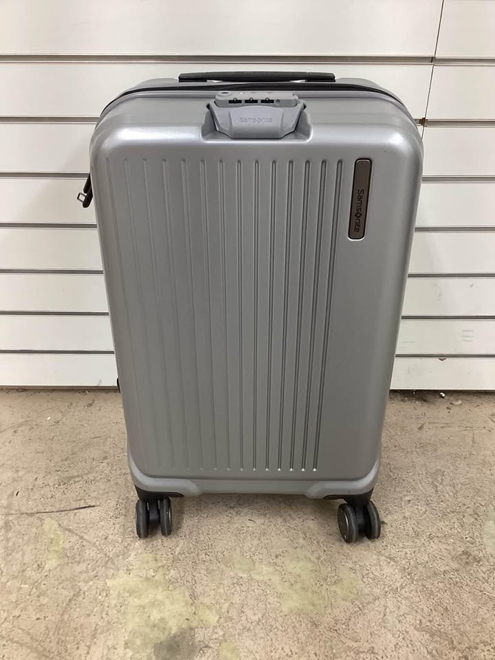 Samsonite 20” Carry On and 24” Checked Bag Luggage Set with Hardside, Adjustable Handles, and a few Scratches Lightly Used