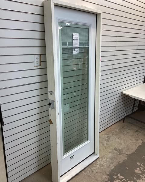 Steves & Sons 32 in. x 80 in. Reliant Clear Full Lite RHIS White Micro-Blind White Primed Fiberglass Prehung Front Door Nickel Hinges