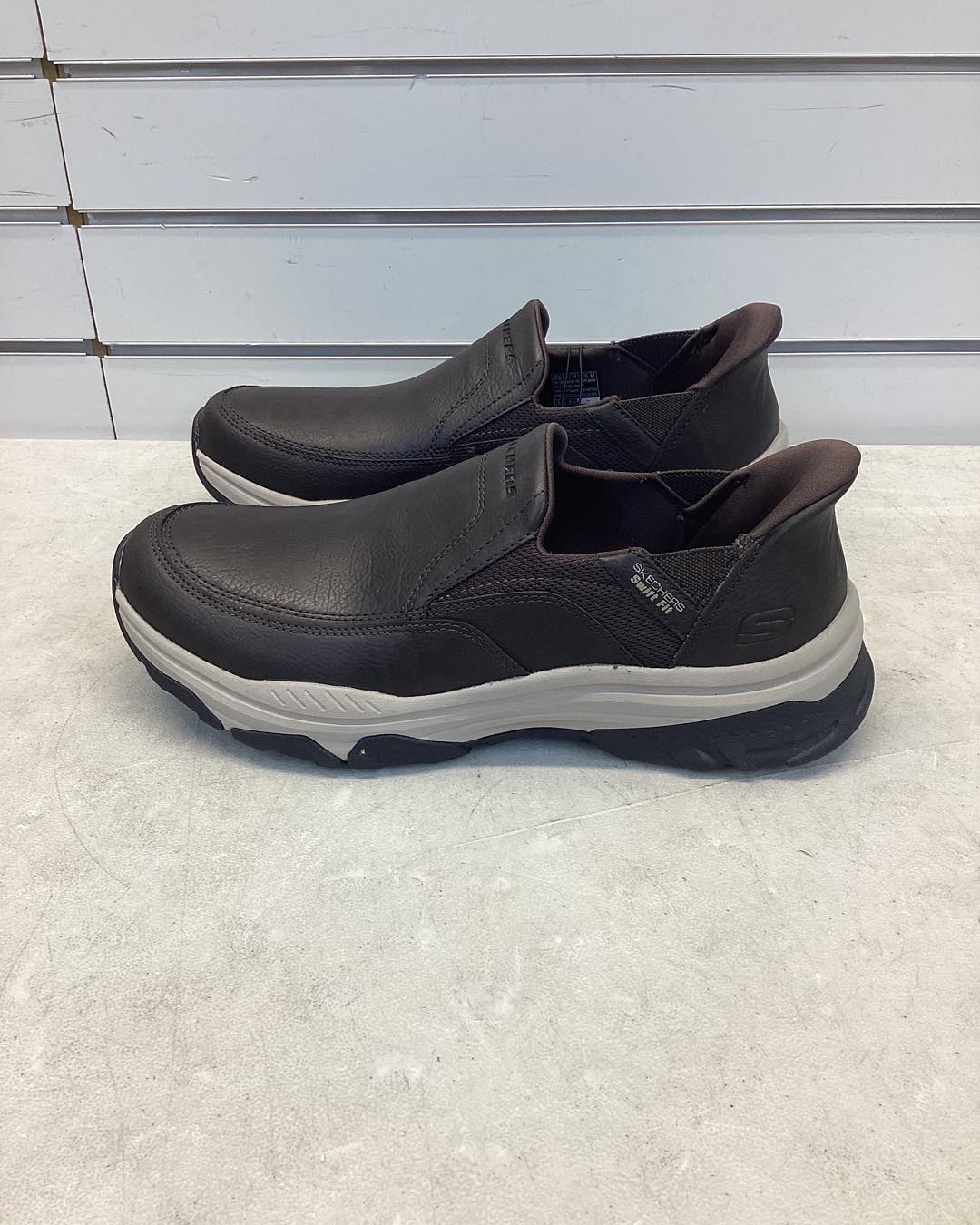 Skechers Men's Hands Free Swift Fit Sneaker Size 10.5