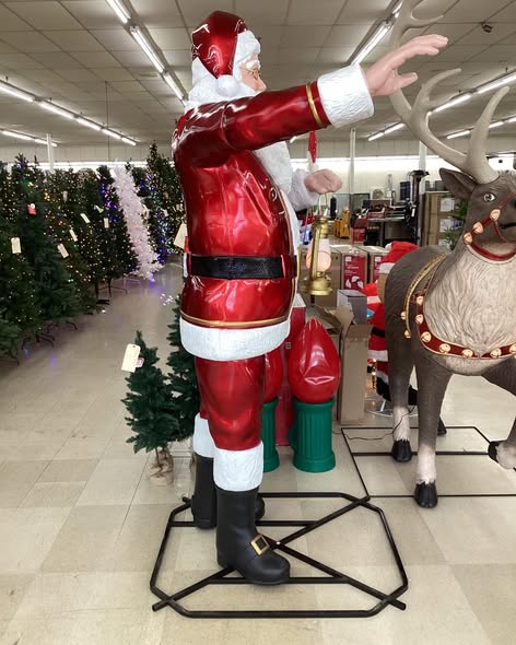 Home Accent Holiday 8ft Giant Sized Towering Santa with Light Up Lantern