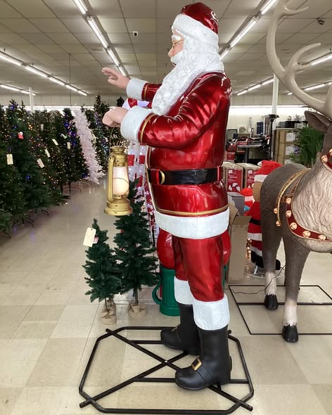 Home Accent Holiday 8ft Giant Sized Towering Santa with Light Up Lantern