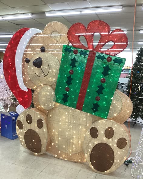 Holiday Bear with 600 LED Lights 2.7 m (9ft.) - Used