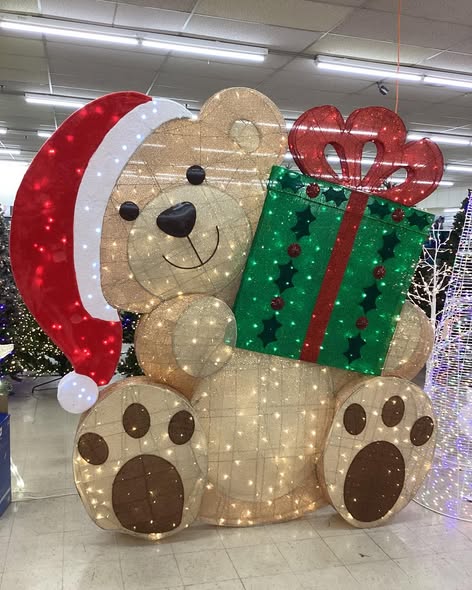 Holiday Bear with 600 LED Lights 2.7 m (9ft.) - Used