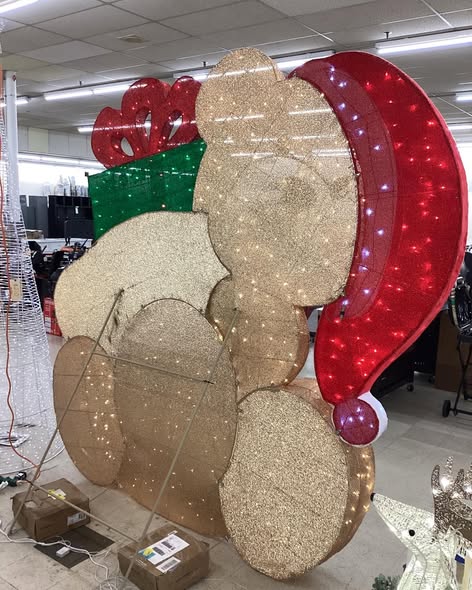 Holiday Bear with 600 LED Lights 2.7 m (9ft.) - Used