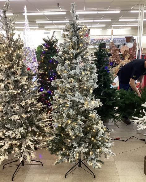 LuxenHome 7 ft. Pre-Lit Snow-Flocked Full Artificial Christmas Tree with Sturdy Metal Stand