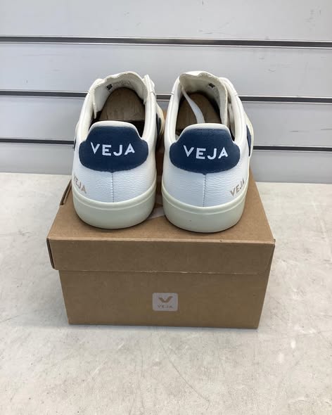 Veja Women's Campo Leather Sneaker Size 9