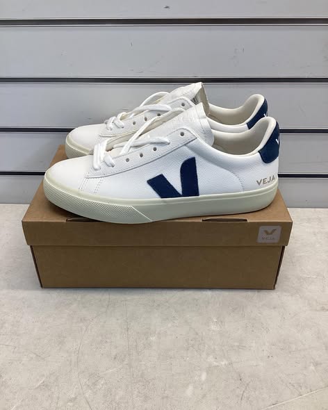 Veja Women's Campo Leather Sneaker Size 9