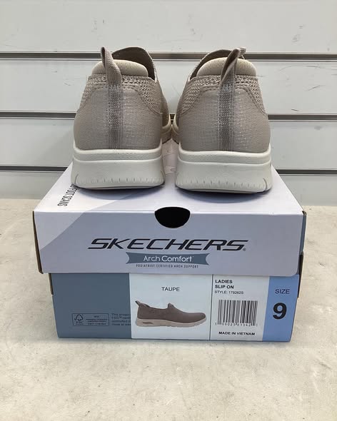 Skechers Women's Arch Comfort Slip-On Shoe Size:9