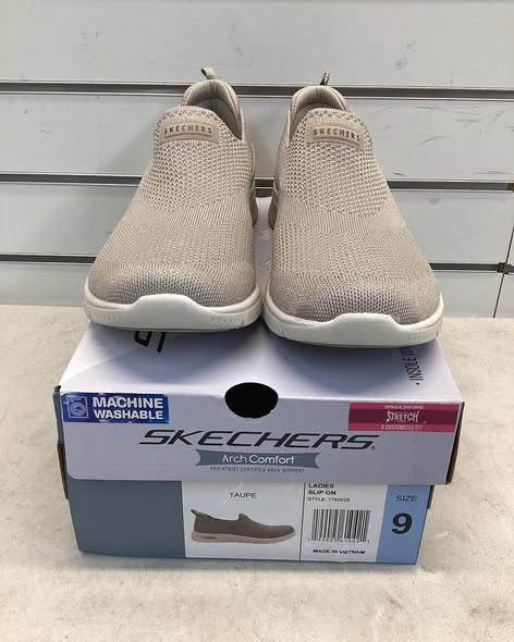 Skechers Women's Arch Comfort Slip-On Shoe Size:9