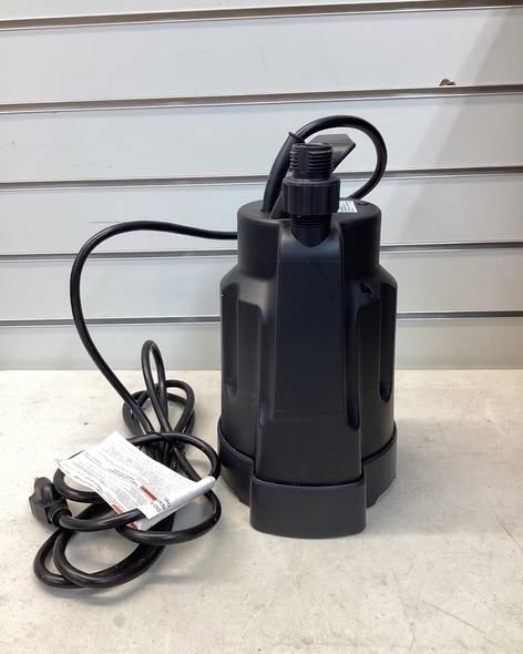 Utilitech 1/6-HP 115 -Volt 25-GPM Thermoplastic Submersible utility pump - Lightly Used