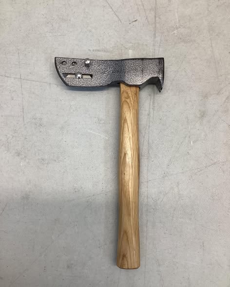 Magnetic Faced Roofing Hatchet, Multifunctional Magnet Roofing Hammer with Wood Handle, Strong Magnet, Built in Utility Knife and Nail Claw