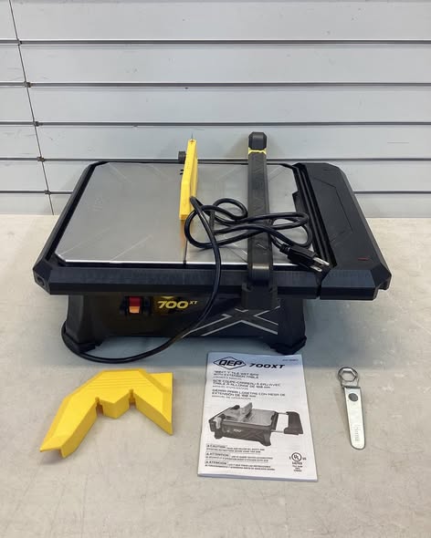 QEP 700XT 3/4 HP Wet Tile Saw with 7 in. Blade and Table Extension - Lightly Used