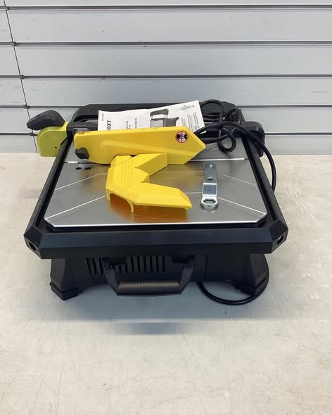 QEP 700XT 3/4 HP Wet Tile Saw with 7 in. Blade and Table Extension - Lightly Used