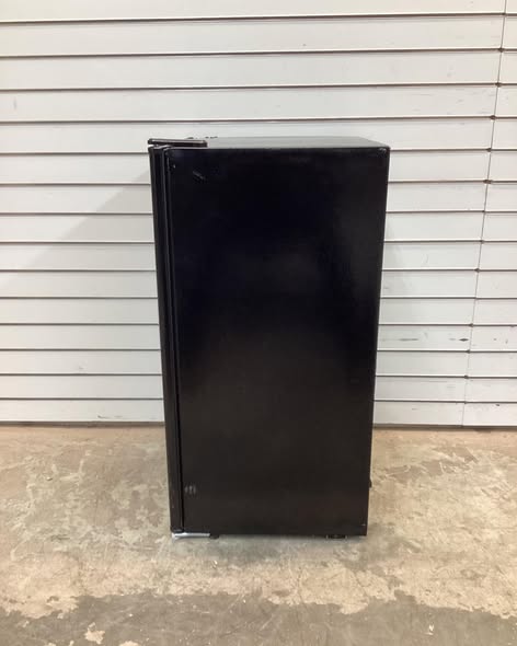 Frigidaire 3.2 cu. ft. Retro Mini Fridge in Black