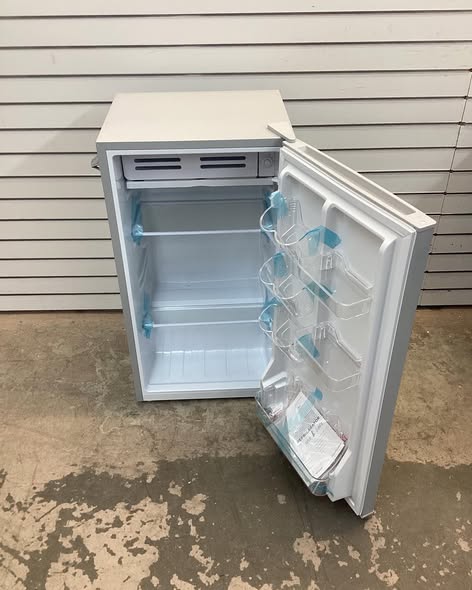 Frigidaire 3.2 cu. ft. Retro Mini Fridge in Moonbeam Silver