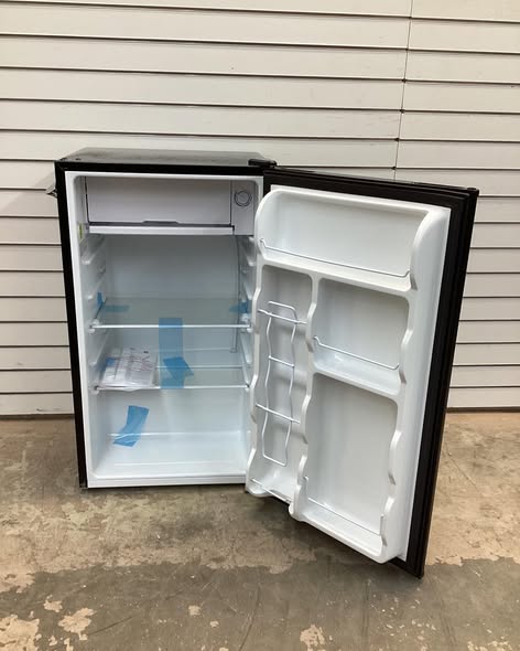Frigidaire 3.2 cu. ft. Retro Mini Fridge in Black