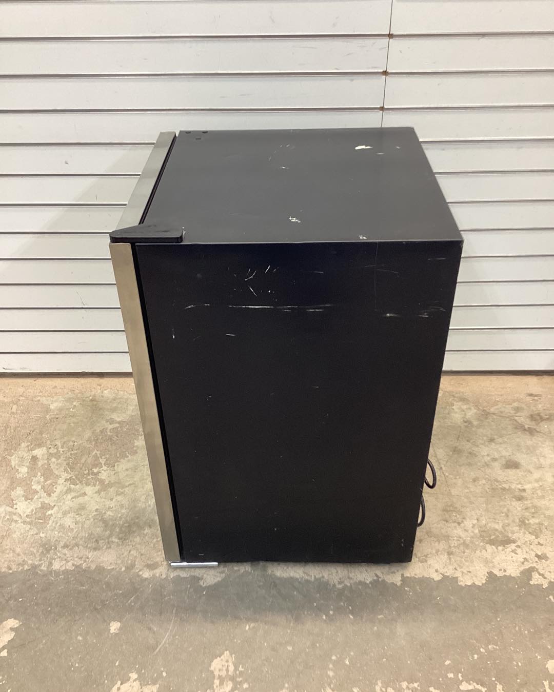 Frigidaire Single Zone 20.43 in. 126 (12 oz.) Can Beverage Cooler