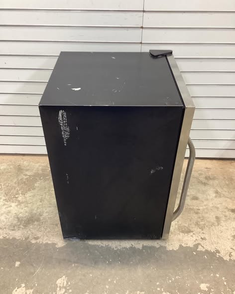 Frigidaire Single Zone 20.43 in. 126 (12 oz.) Can Beverage Cooler