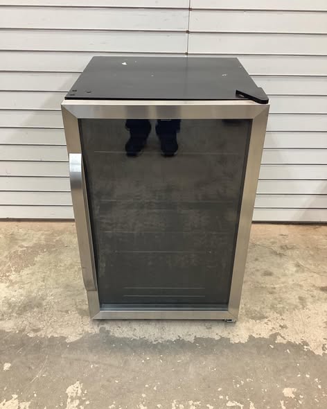 Frigidaire Single Zone 20.43 in. 126 (12 oz.) Can Beverage Cooler